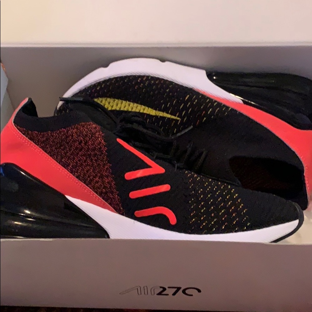 Nike Air Max 270 Flyknit  Size 7